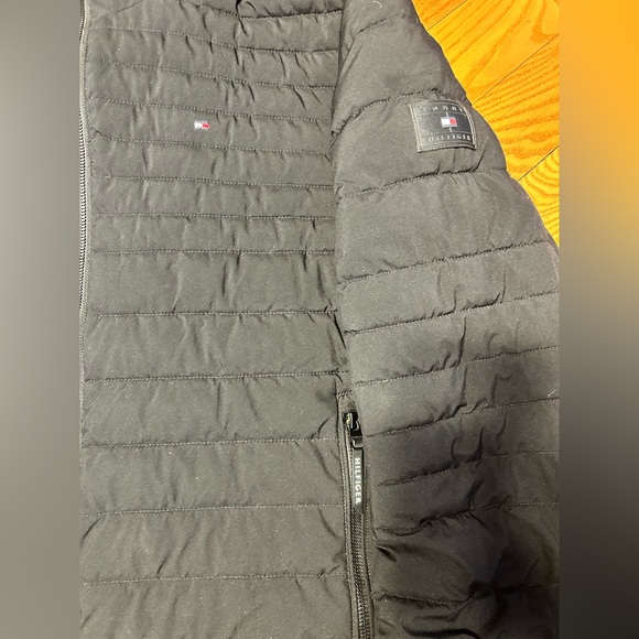 Tommy Hilfiger Men's Charcoal Puffer Jacket with Red Accents - Picture 2 of 7